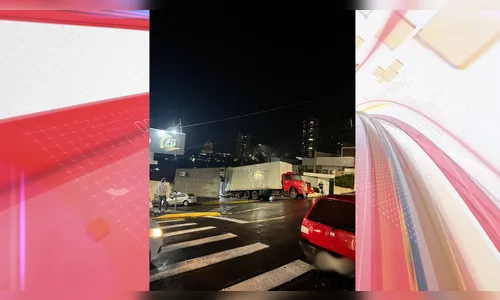 Caminhão volta de ré e atinge barbearia no centro de Apucarana; vídeo