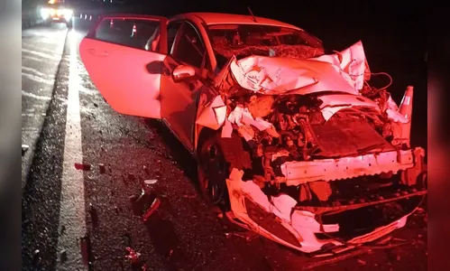 Colisão entre Ford Fiesta e caminhão deixa uma vítima na BR-376