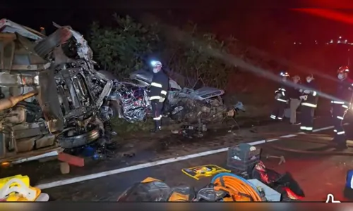 Grave acidente entre van e carro provoca três mortes