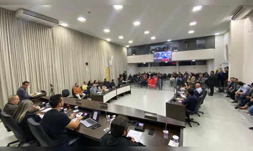 Em meio a confusões, vereadores aprovam homenagem a Bolsonaro