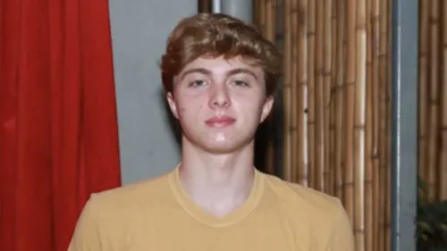 O rapaz de 17 anos foi visto trocando beijos e carinhos com uma jovem