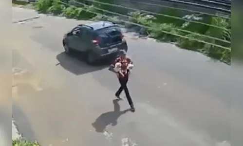 Bandidos assaltam casa e levam cachorros idosos da família