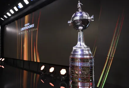 Os confrontos das oitavas de final da Libertadores foram definidos nesta segunda-feira, com destaque para o duelo brasileiro entre Flamengo e Internacional. Palmeiras enfrenta o Universitario, em Lima, e o São Paulo encara o Atlético Nacional, na Colômbia.