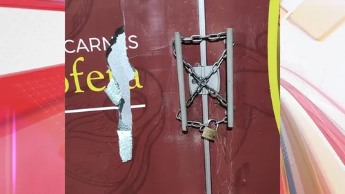 Porta de vidro foi danificada após ladrões atirarem pedra