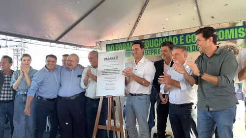 Ratinho Junior e autoridades durante evento em Jandaia do Sul