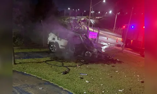 Jeep Renegade pega fogo após colidir contra poste em Arapongas; vídeo