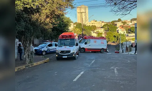 Pai e filho ficam feridos em acidente entre carro e moto em Apucarana