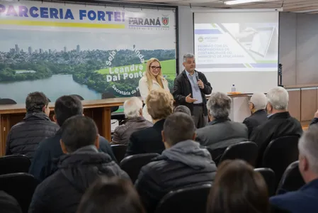 Secretário Rogério Ribeiro e a presidente do Sindicato dos Contabilistas de Apucarana, Mayra Landim