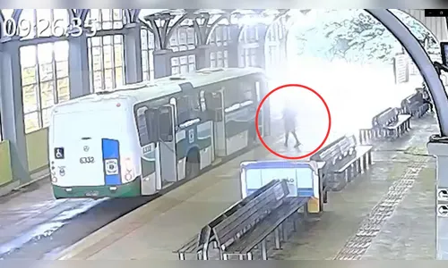 Morador de rua furta ônibus e embarca passageiros em Cascavel (PR); vídeo