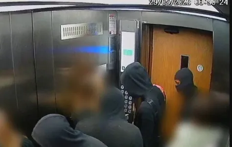 Segundo moradores, os criminosos teriam entrado após cortar uma cerca com arame farpado que fica nos fundos do prédio