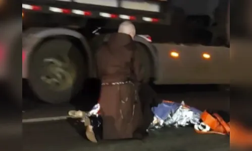 Veja: padre abençoa corpo na rodovia após acidente com morte na BR-376