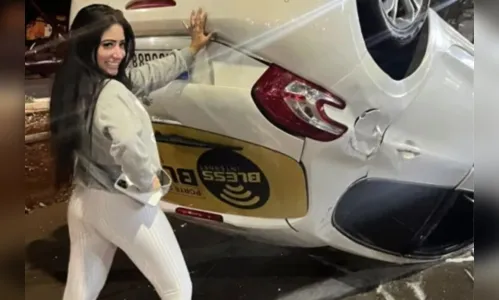 Carro capota em Maringá e motorista reage com humor; veja foto