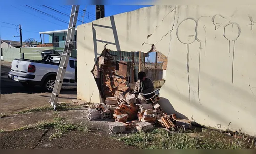 Veja como ficou a casa atingida por carro na noite desta segunda-feira