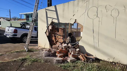 Veja como ficou a casa atingida por carro na noite desta segunda-feira