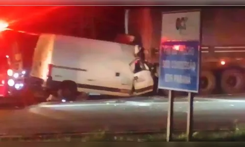 
							Mulher fica presa às ferragens após van bater na traseira de caminhão na BR-376
						
						