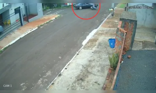
							Vídeo: carro atinge cadeirante em cruzamento de Cambira
						
						