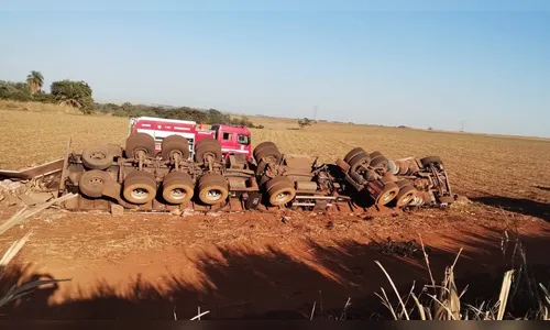 
							Morador de Apucarana morre após caminhão tombar em rodovia de SP
						
						