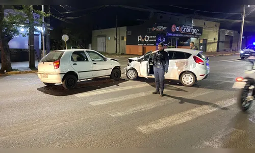 
							Dois ficam feridos após acidente entre carros em avenida de Apucarana
						
						