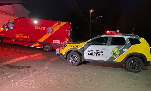 
							Corsa é destruído ao bater em poste e bairro fica sem luz em Apucarana
						
						