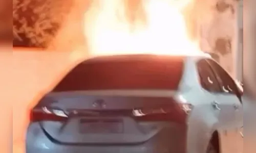 
							Homem se distrai, estaciona em cima de fogueira e incendeia carro
						
						