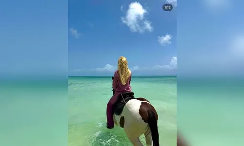 
							Marina Ruy Barbosa chama a atenção ao andar a cavalo no mar
						
						