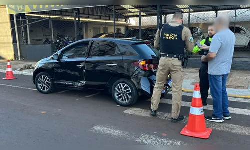 
							Mulher fica ferida em acidente envolvendo dois carros no centro de Apucarana
						
						