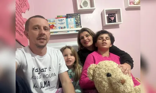 
							Casal apucaranense lança livro que ensina a viajar com criança autista
						
						