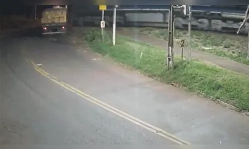 
							Dois acidentes entre veículos e trem em menos de 6 horas na região
						
						