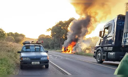 
							Carro pega fogo na PR-466, próximo ao Alto Porã, em Ivaiporã
						
						