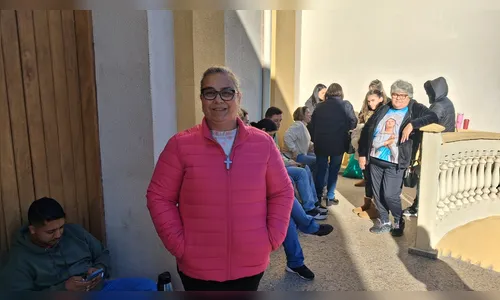 
							Fila é formada desde cedo para missa do Frei Gilson em Apucarana
						
						