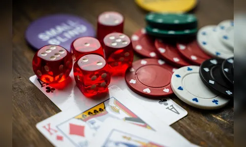 
							O que é um dealer e qual sua função nas mesas de jogo?
						
						