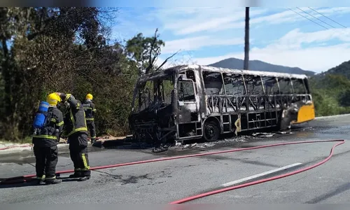 
							Atleta morre após colidir moto com ônibus que pegou fogo em SC
						
						