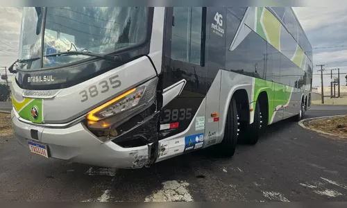 
							Bandidos batem carro em ônibus durante tentativa de roubo em Apucarana
						
						