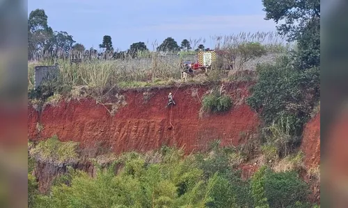 
							Vídeo mostra carro caindo em barranco de 25 metros em Apucarana (PR)
						
						