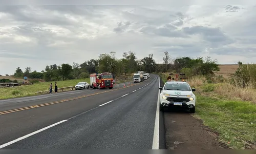
							Carreta carregada com ácido tomba na PR-444 e interdita rodovia
						
						