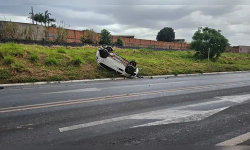 
							Carro capota na Avenida Brasil em Apucarana
						
						