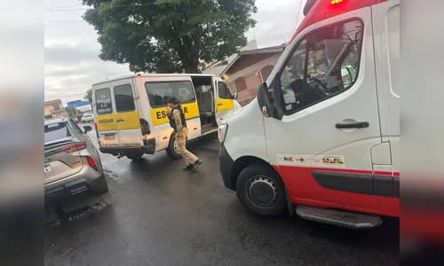 
							Colisão entre van escolar e Fiorino deixa crianças e homem feridos
						
						