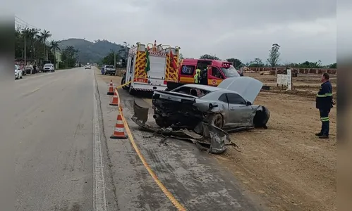 
							Criança de 4 anos é arremessada de Camaro após acidente em SC
						
						