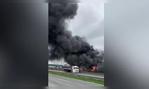 
							Incêndio de grandes proporções atinge empresa de contêineres em SC
						
						