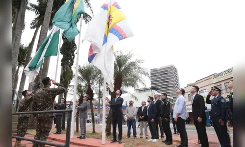 
							Multidão celebra desfile cívico-militar no centro de Apucarana; veja

						