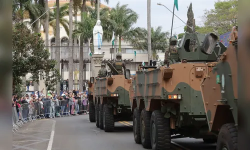 
							Multidão celebra desfile cívico-militar no centro de Apucarana; veja

						