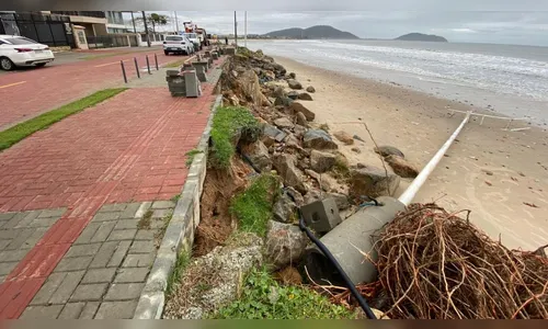 
							Ressaca do mar destrói parte do novo calçadão de praia de SC
						
						