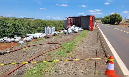 
							Caminhão carregado com gás tomba na PR-170; motorista fica ferido
						
						