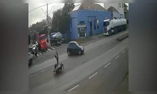 
							Motociclista dá pirueta no ar ao ser atingido por carro em Califórnia
						
						