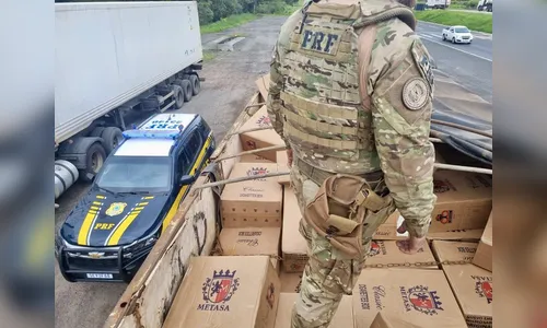 
							PRF apreende meio milhão de maços de cigarros e maconha no PR
						
						