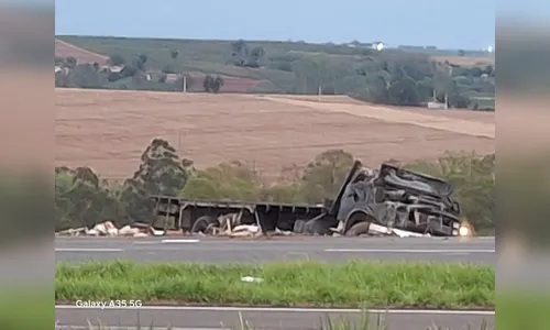 
							Caminhão carregado de bananas tomba em Cambira e motorista fica ferido
						
						