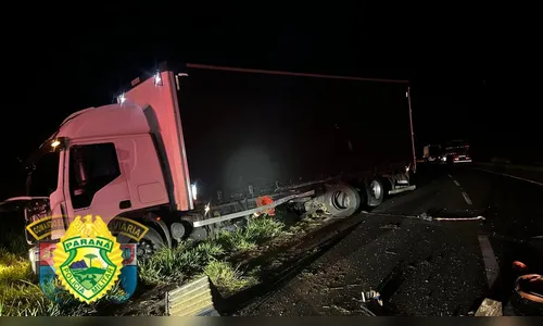 
							Carro de luxo fica destruído após batida com caminhão em Rolândia
						
						
