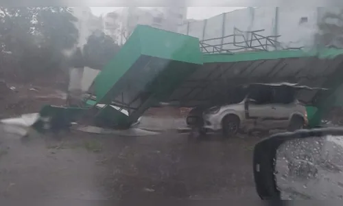 
							Ciclone já chegou em Santa Catarina; vento e granizo causam estragos
						
						