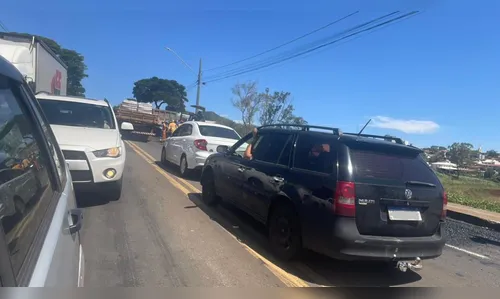 
							Reparos no pavimento afetam trânsito na entrada de Apucarana
						
						