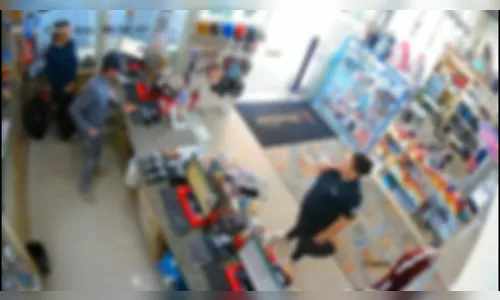 
							Homem é preso após assaltar posto de combustíveis em Maringá; veja
						
						